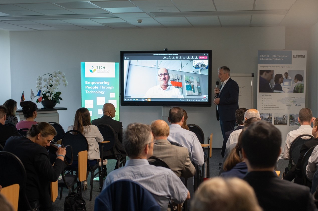 德国菲尼克斯电气执行董事安德烈•劳尔先生及EduNet的奠基人克劳斯•亨斯巴赫致辞.jpg